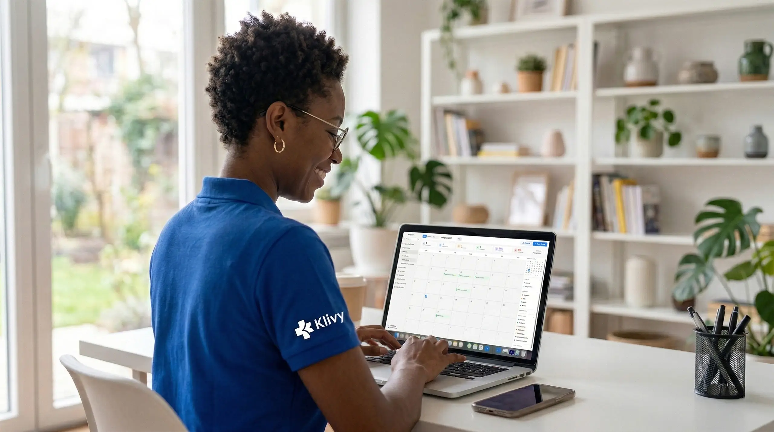 Profissional utilizando o sistema Klivy para gestão da clínica